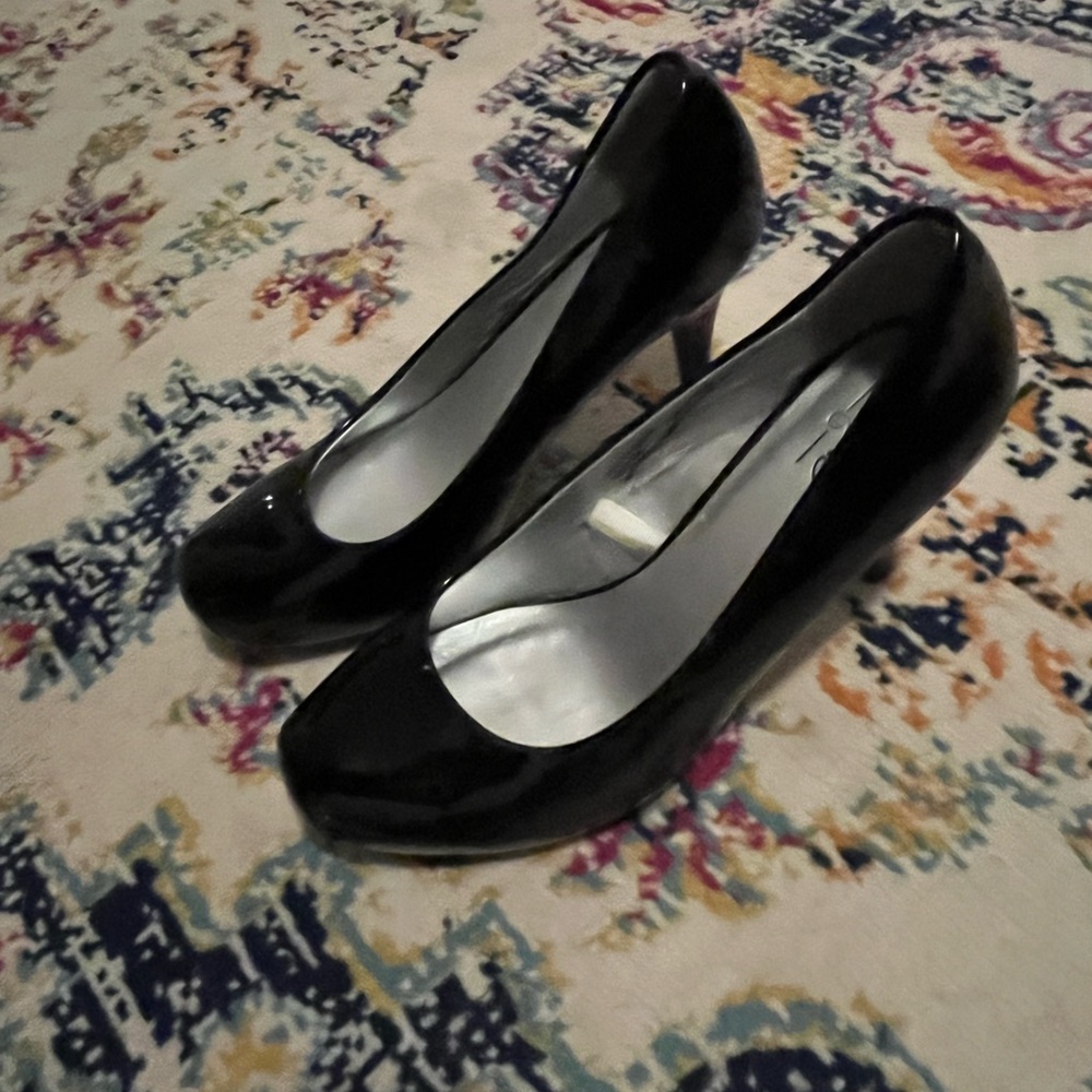 Mossimo black pumps